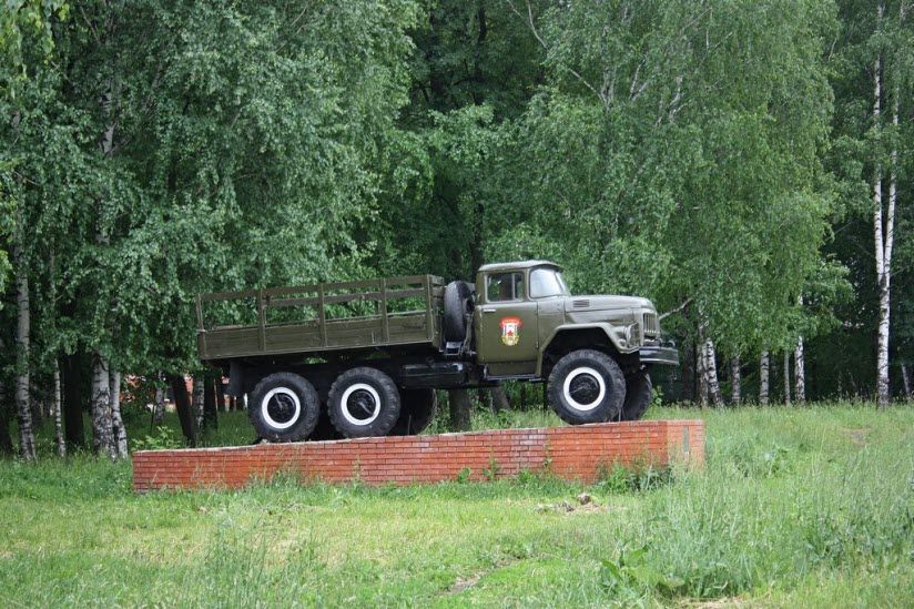 Памятник-грузовик ЗИЛ-131