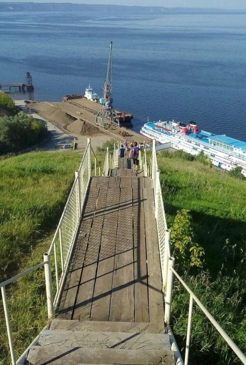 Деревянная лестница на Волге