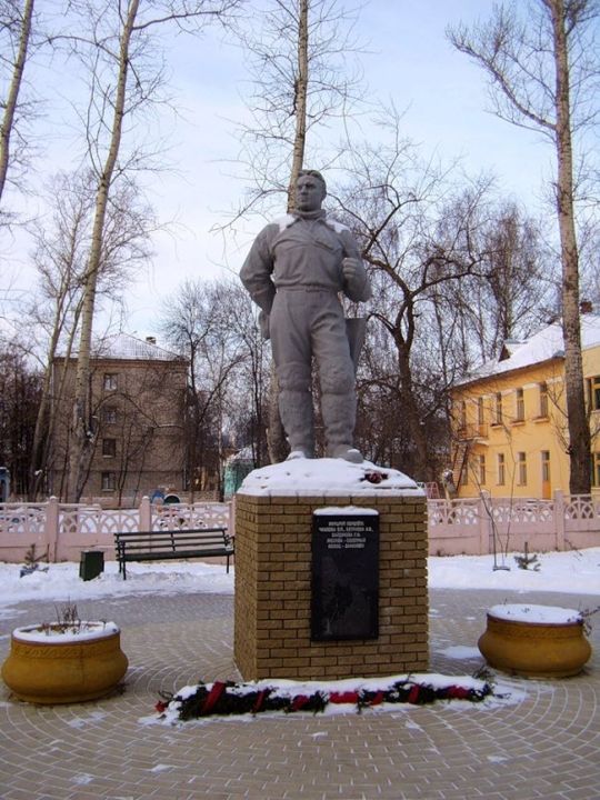 Памятник лётчику-испытателю В.П. Чкалову