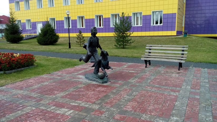 Скульптура Мальчик с собакой