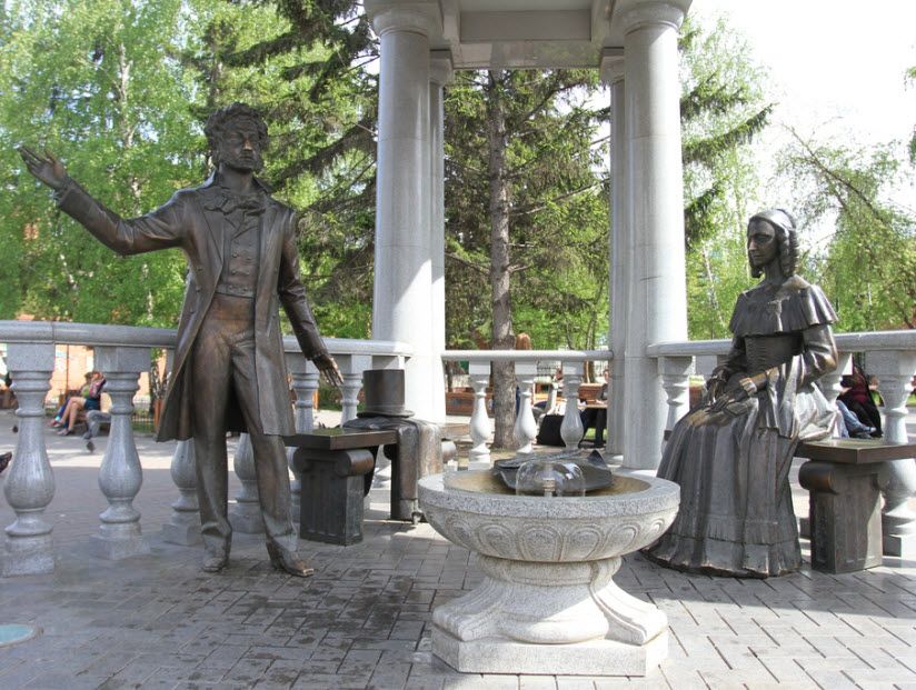 Памятник А.С. Пушкину и Н. Гончаровой
