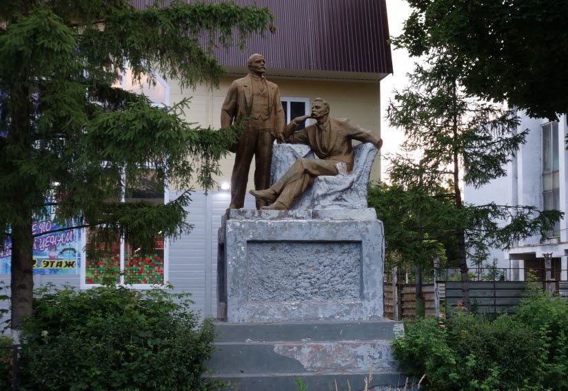Памятник В.И. Ленину и М. Горькому