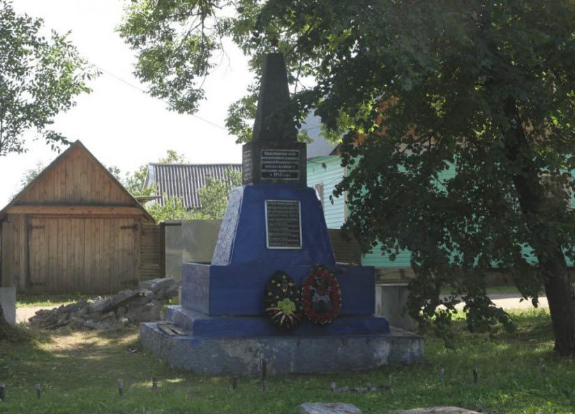 Братская могила Героев Советского союза Маметовой М.Ж. и Петрова В.Я.