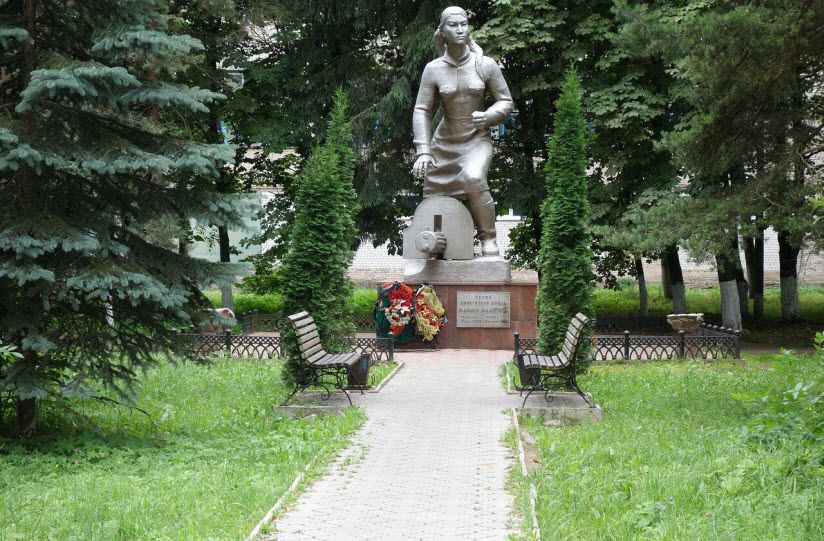 Памятник Маншук Маметовой