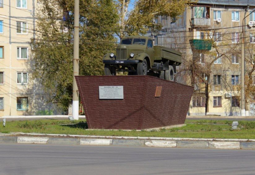 Автомобиль-памятник ЗиЛ-164