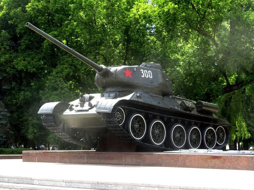 Памятник-танк на могиле генерала Б.С. Бахарова