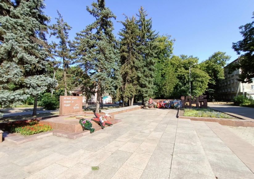 Братская могила советских воинов
