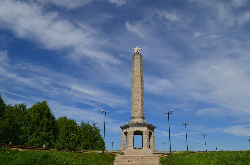 Обелиск Славы в Великолукской крепости