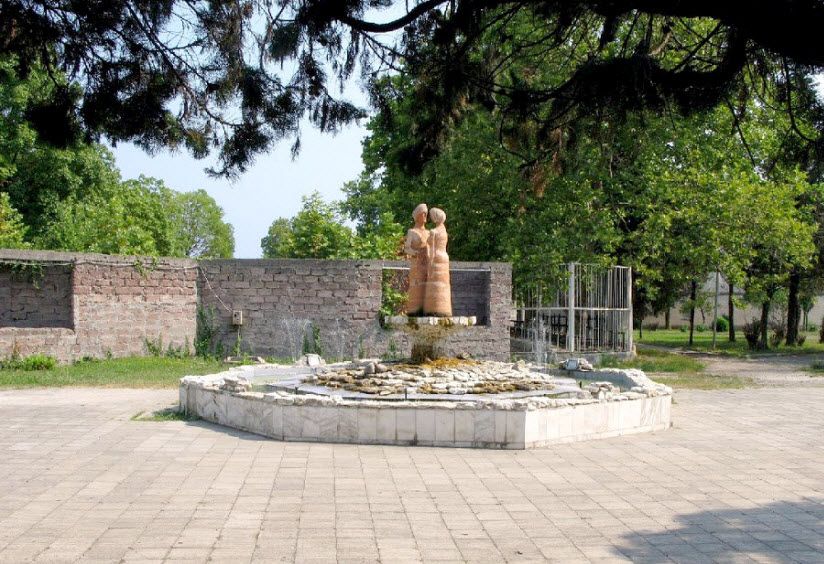 Скульптуры Гуды и Уты