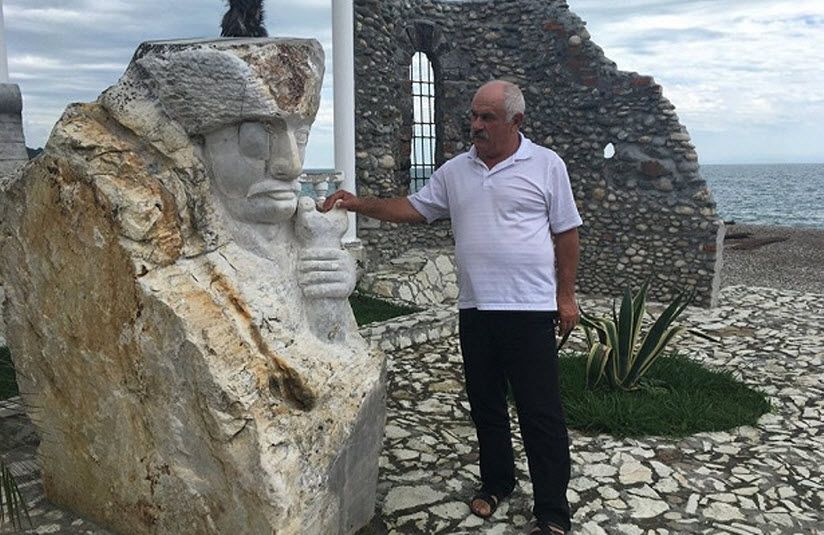 Архитектурный ансамбль на берегу моря