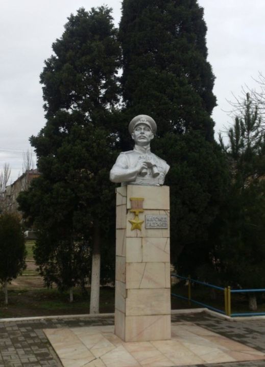 Памятник Магомеду Гаджиеву