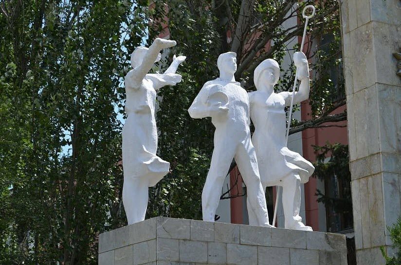 Памятник первостроителям завода «Дагдизель»