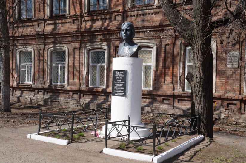 Памятник Сивкову