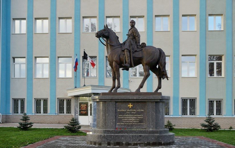 Памятник Дуровой