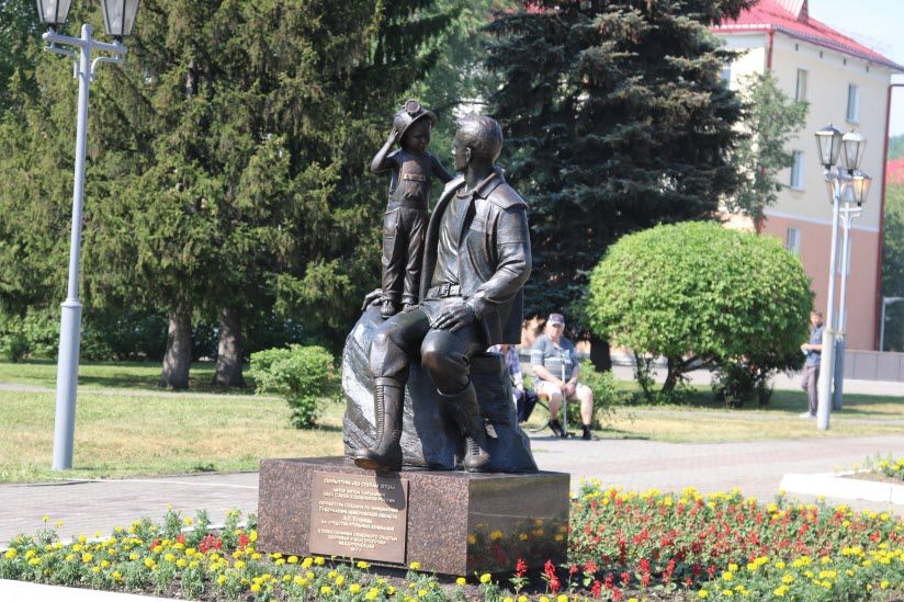 Скульптура «По стопам отца»