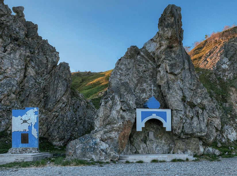 Памятник первой геологической экспедиции