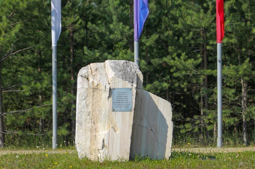 Памятный знак в честь высадки первого трудового десанта