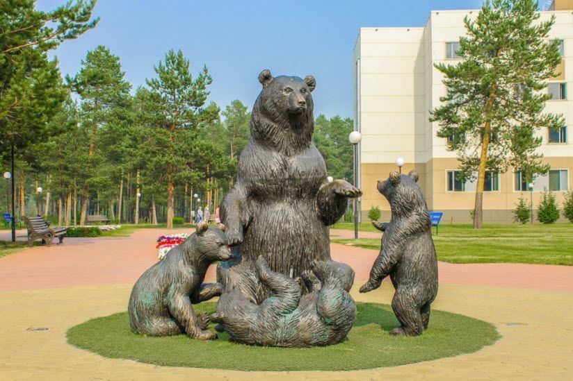 Скульптурная группа «Медведи»