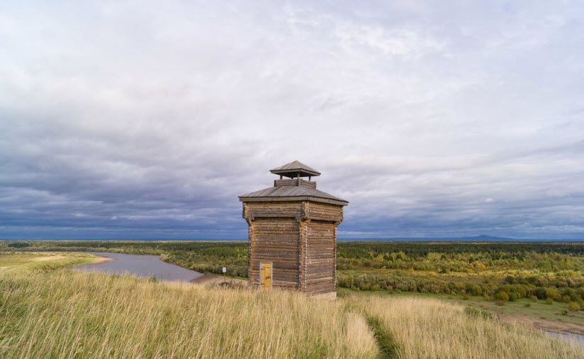 Наугольная башня