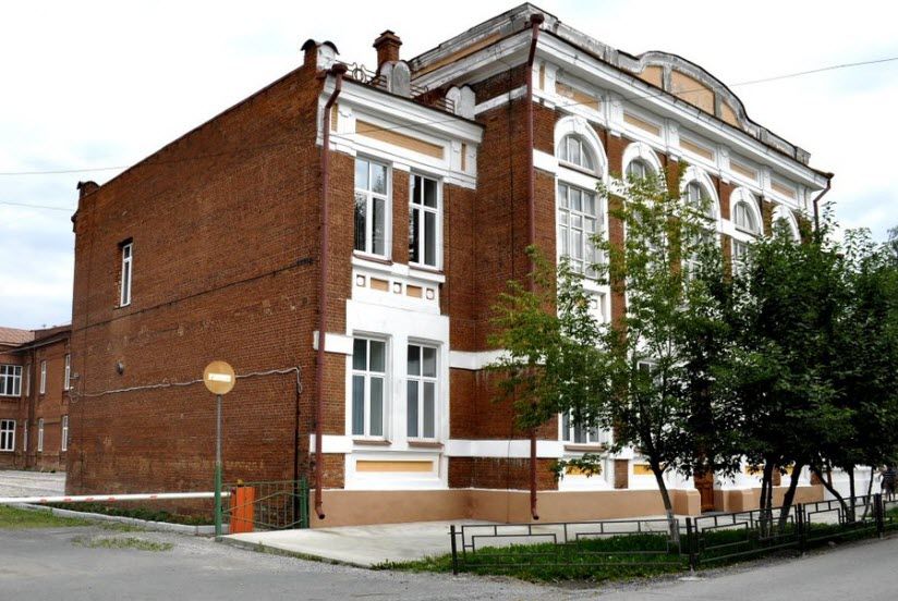 Здание бывшей женской гимназии