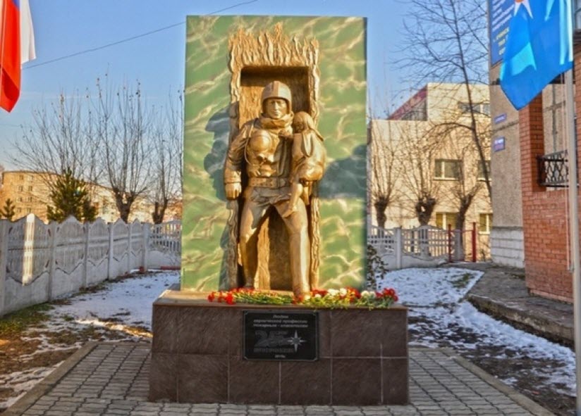 Памятник пожарным-спасателям