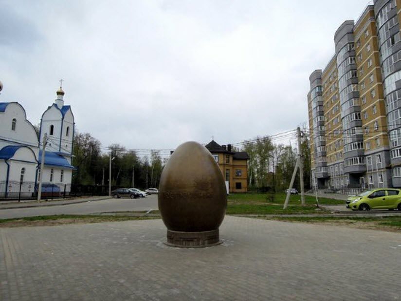 Памятник яйцу