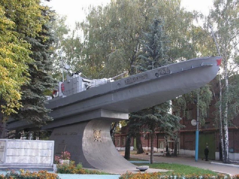Памятник-бронекатер БКА-75 «Калюжный»