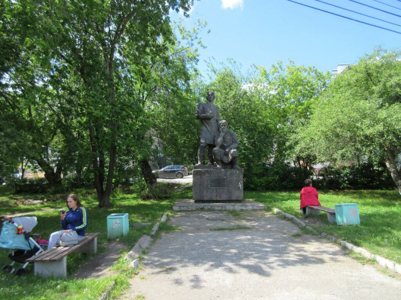 Памятник Режевским умельцам-основателям завода