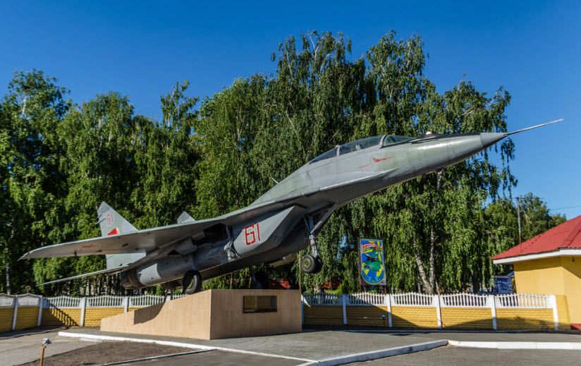 Самолёт памятник МиГ-29