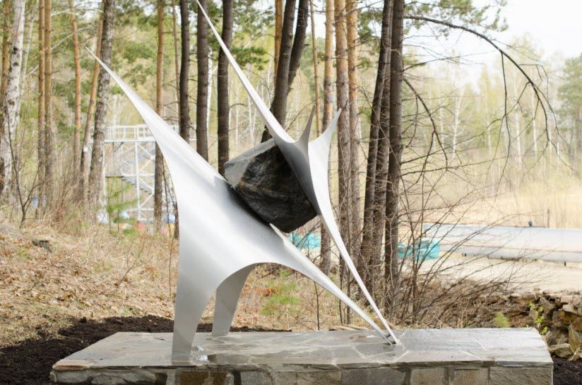 Памятник Чебаркульскому метеориту
