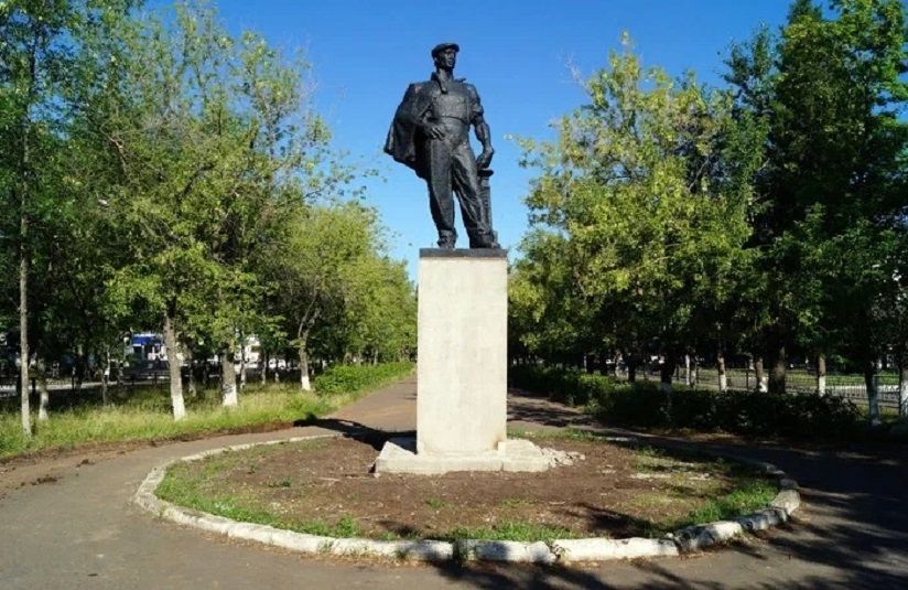 Нефтяникам