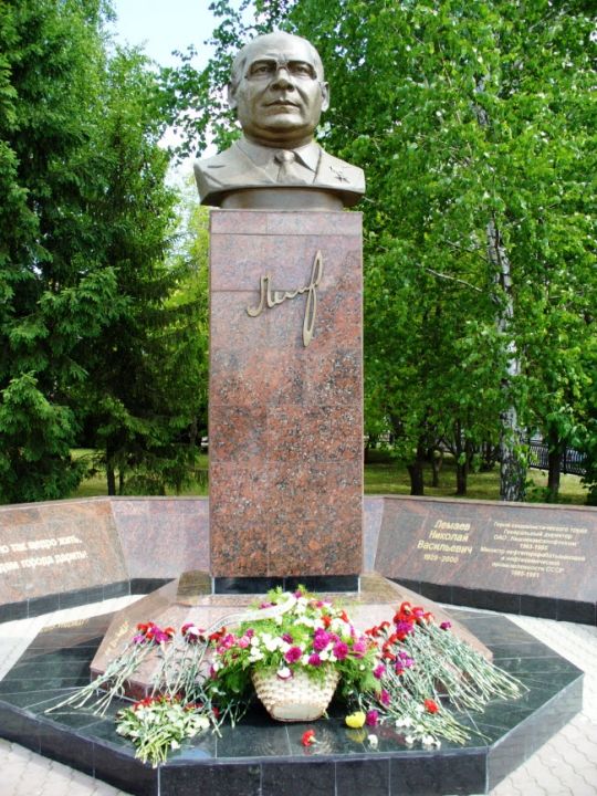 Памятник Николаю Лемаеву