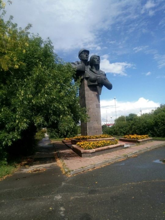 Памятник строителям города