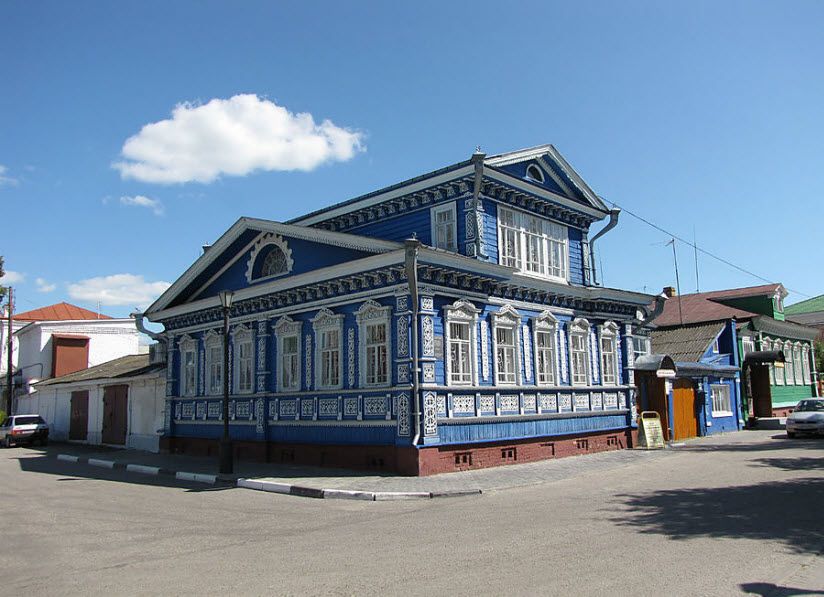 Дом с накладной резьбой