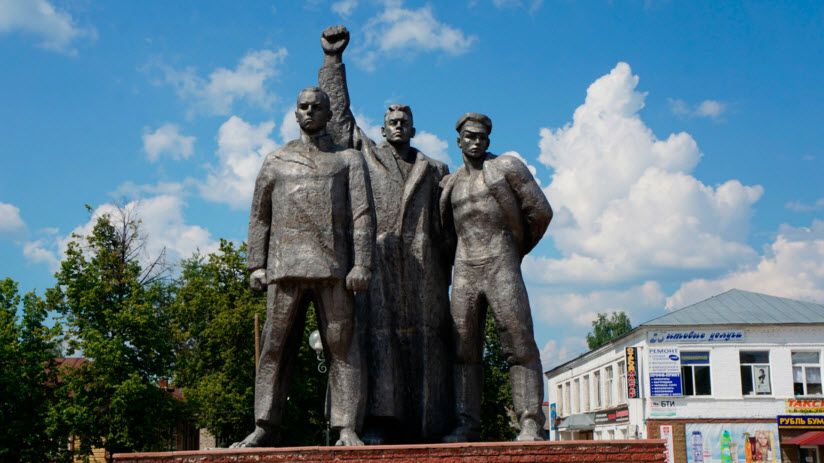 Памятник трем коммунистам
