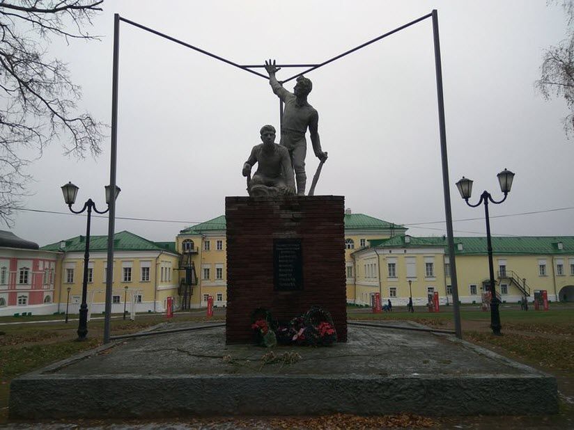 Памятник семи расстрелянным коммунарам
