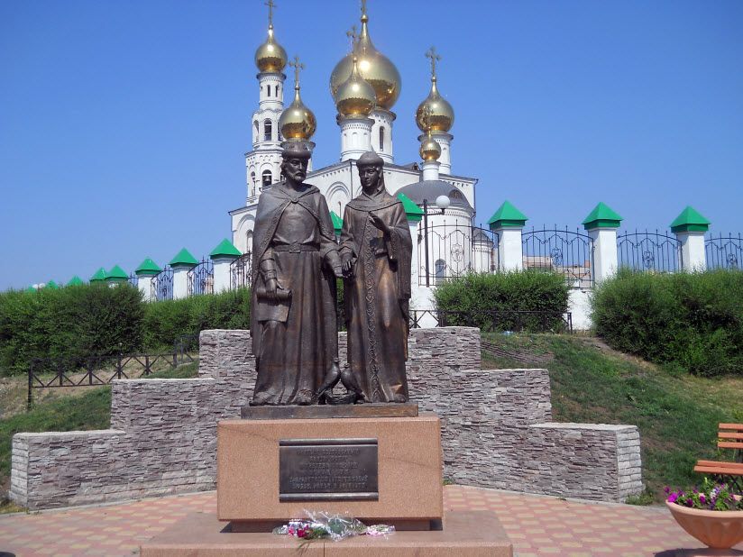 Памятник Петру и Февронии