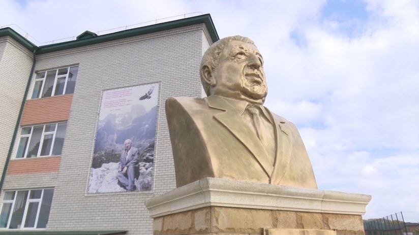 Бюст Расула Гамзатова