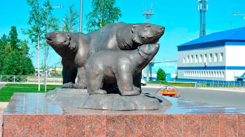 Скульптура «Белые медведи»