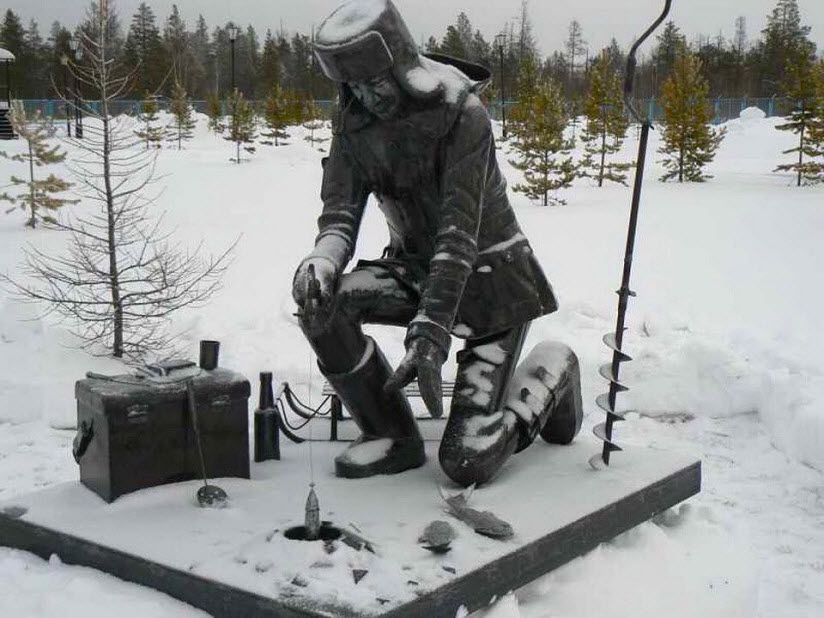 Скульптура «Рыбак на зимней рыбалке»