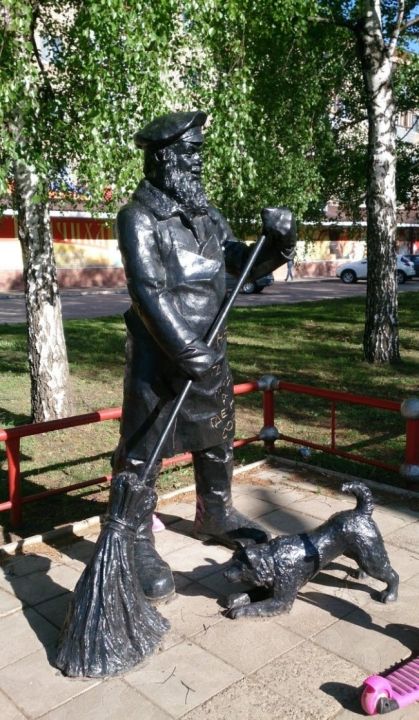 Памятник Дворнику