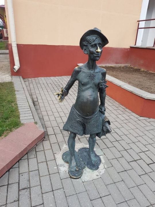 Скульптура «Банщик Вася»