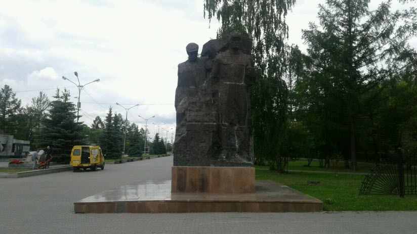 Памятник рабочему и танкисту