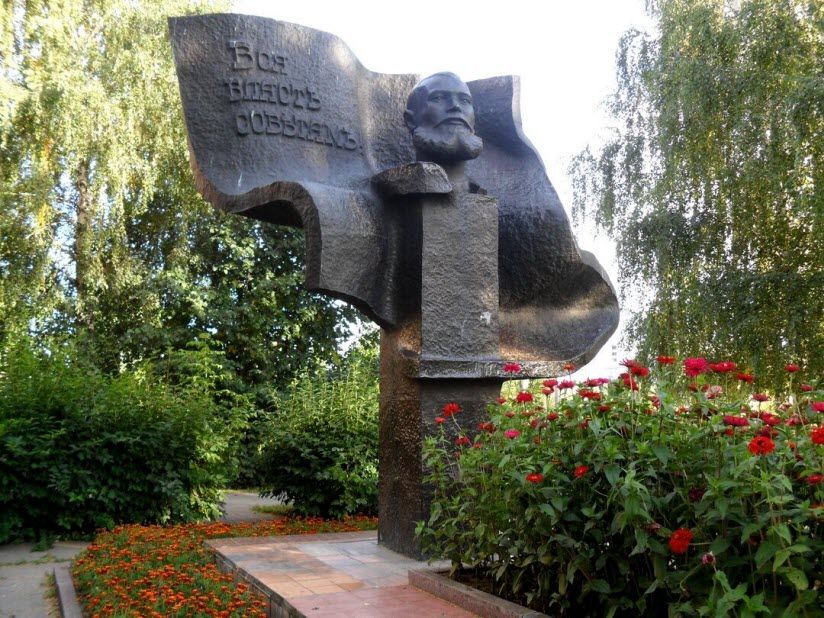 Памятник коммунисту Ивану Семенову