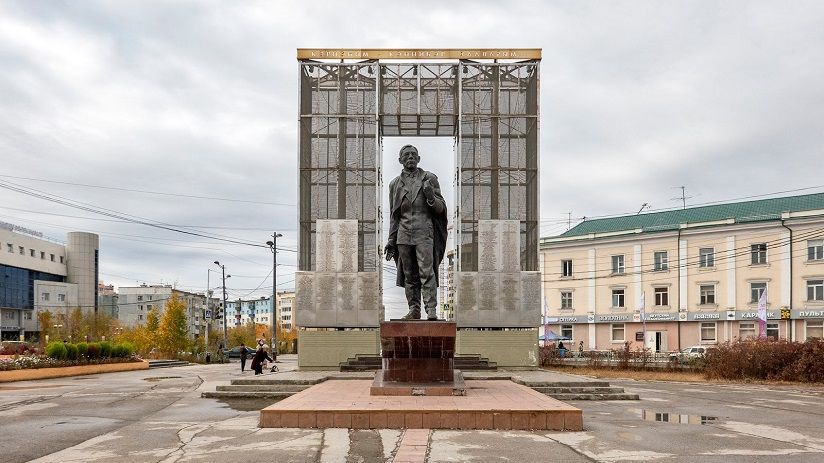 Памятник П. Ойунскому