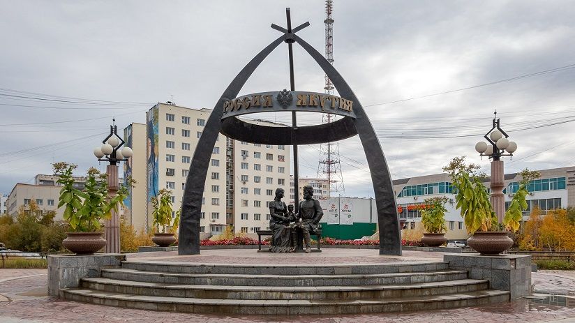 Памятник Абакаяде и С. Дежневу
