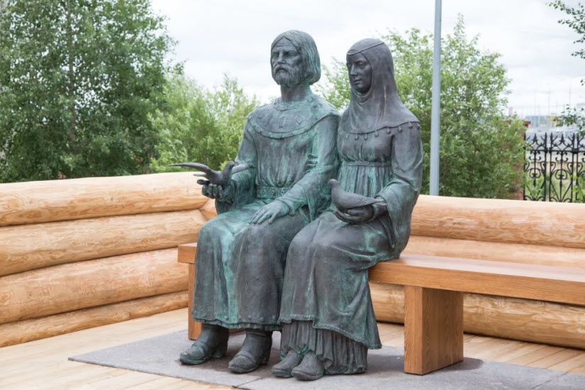 Памятник Петру и Февронии Муромским