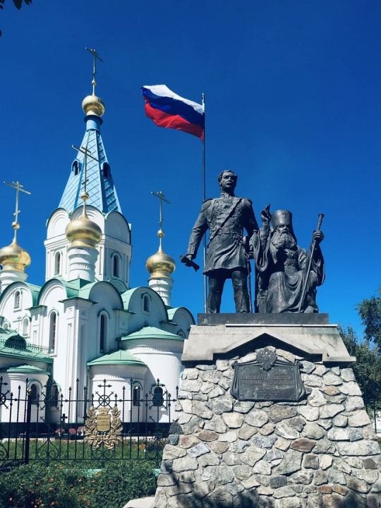 Памятник Муравьеву-Амурскому и митрополиту Иннокентию