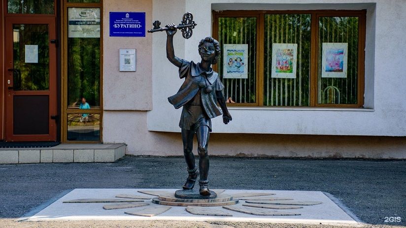 Скульптура Буратино