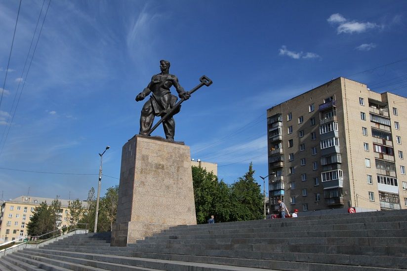 Памятник металлургу